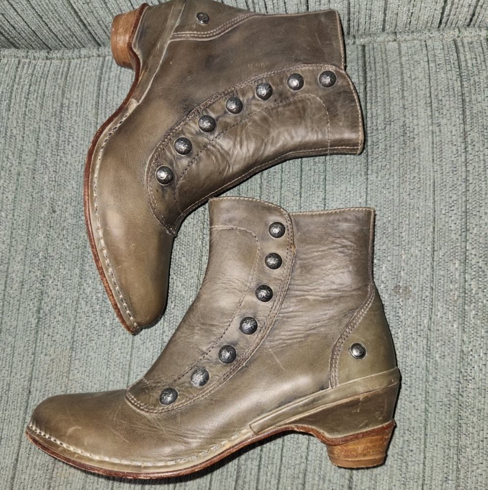 Neosens green ankle booties.